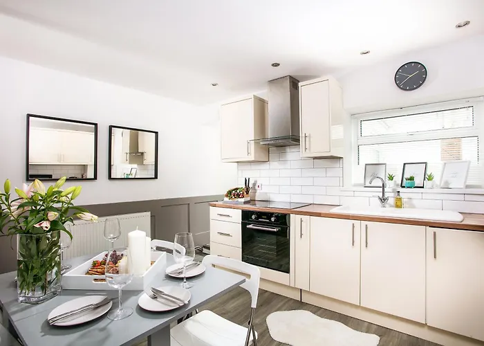 Plymouth Bijoux Cottage - Sleeps 6 - Parking- Habita Property